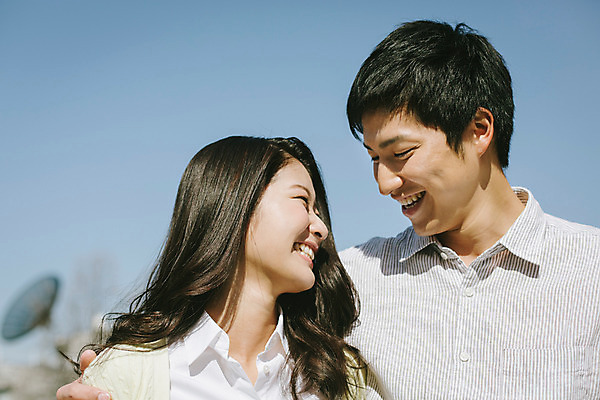 포토 JPG 주간 외국인 해외기획촬영 라이프스타일 커플 여자 남자 행복 여유 커플라이프 데이트 모션 어깨동무 휴식 서기 미소 사람 동양인 손짓 상반신 20대 성인 야외 두명 앞모습 마주보기 일본인 2015년일본 청년만 성인만 국내포토 자연요소 감정 뷰포인트 포즈 컨셉 관계 표정 인종 청년 생활 파일형식