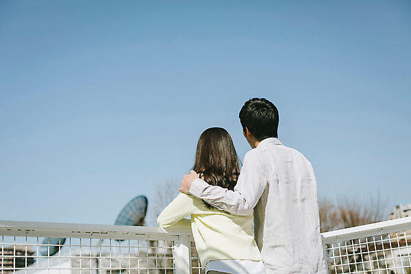 포토 JPG 주간 외국인 해외기획촬영 라이프스타일 커플 응시 여자 남자 행복 여유 커플라이프 데이트 모션 하늘 어깨동무 휴식 서기 사람 동양인 풍경 상반신 20대 성인 야외 두명 뒷모습 일본인 2015년일본 청년만 성인만 국내포토 자연요소 시선 감정 뷰포인트 포즈 컨셉 관계 인종 청년 생활 파일형식