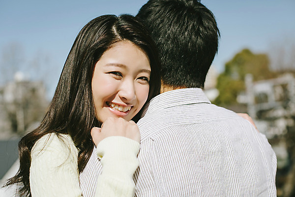 포토 JPG 주간 외국인 해외기획촬영 라이프스타일 커플 여자 남자 행복 여유 커플라이프 데이트 모션 포옹 휴식 서기 미소 사람 동양인 상반신 20대 성인 야외 두명 앞모습 뒷모습 일본인 2015년일본 청년만 성인만 국내포토 자연요소 감정 뷰포인트 컨셉 관계 안기 표정 인종 청년 생활 파일형식