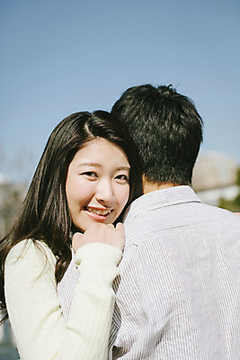 포토 JPG 주간 외국인 해외기획촬영 라이프스타일 커플 여자 남자 행복 여유 커플라이프 데이트 모션 포옹 휴식 서기 미소 사람 동양인 상반신 20대 성인 야외 두명 앞모습 뒷모습 일본인 2015년일본 청년만 성인만 국내포토 자연요소 감정 뷰포인트 컨셉 관계 안기 표정 인종 청년 생활 파일형식