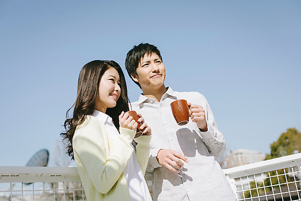 포토 JPG 주간 외국인 해외기획촬영 라이프스타일 커플 응시 여자 남자 행복 여유 커피 커플라이프 데이트 모션 티타임 휴식 서기 미소 들기 사람 동양인 상반신 20대 성인 야외 두명 앞모습 컵 일본인 2015년일본 청년만 성인만 국내포토 자연요소 식기 시선 감정 음료 뷰포인트 컨셉 관계 표정 인종 청년 생활 파일형식