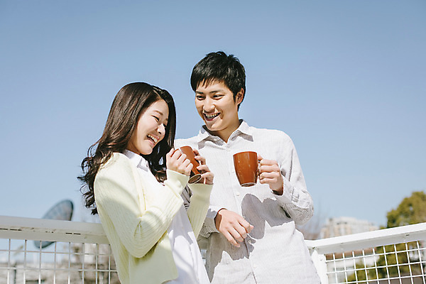 포토 JPG 주간 외국인 해외기획촬영 라이프스타일 커플 여자 남자 행복 여유 커피 커플라이프 데이트 모션 티타임 휴식 서기 미소 들기 사람 동양인 상반신 20대 성인 야외 두명 앞모습 컵 일본인 2015년일본 청년만 성인만 국내포토 자연요소 식기 감정 음료 뷰포인트 컨셉 관계 표정 인종 청년 생활 파일형식
