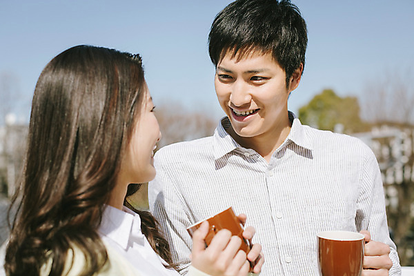 포토 JPG 주간 외국인 해외기획촬영 라이프스타일 커플 여자 남자 행복 여유 커피 커플라이프 데이트 모션 티타임 휴식 서기 미소 들기 사람 동양인 상반신 20대 성인 야외 두명 앞모습 옆모습 마주보기 일본인 2015년일본 청년만 성인만 국내포토 자연요소 감정 음료 뷰포인트 컨셉 관계 표정 인종 청년 생활 파일형식
