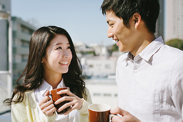포토 JPG 주간 외국인 해외기획촬영 라이프스타일 커플 여자 남자 행복 여유 커피 커플라이프 데이트 모션 티타임 휴식 서기 미소 들기 사람 동양인 상반신 20대 성인 야외 두명 컵 마주보기 일본인 2015년일본 청년만 성인만 국내포토 자연요소 식기 감정 음료 컨셉 관계 표정 인종 청년 생활 파일형식