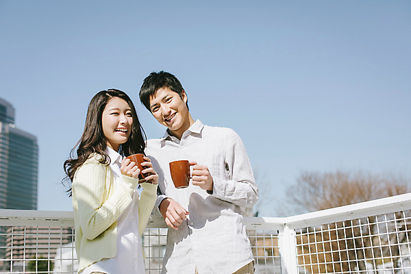 포토 JPG 주간 외국인 해외기획촬영 라이프스타일 커플 여자 남자 행복 여유 커피 커플라이프 데이트 모션 티타임 휴식 서기 미소 들기 사람 동양인 상반신 20대 성인 야외 두명 앞모습 컵 일본인 2015년일본 청년만 성인만 국내포토 자연요소 식기 감정 음료 뷰포인트 컨셉 관계 표정 인종 청년 생활 파일형식