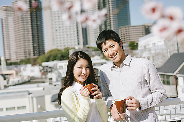 포토 JPG 주간 외국인 해외기획촬영 라이프스타일 커플 여자 남자 행복 여유 커피 커플라이프 데이트 모션 티타임 휴식 서기 미소 들기 사람 동양인 상반신 20대 성인 야외 두명 앞모습 컵 일본인 2015년일본 청년만 성인만 국내포토 자연요소 식기 감정 음료 뷰포인트 컨셉 관계 표정 인종 청년 생활 파일형식