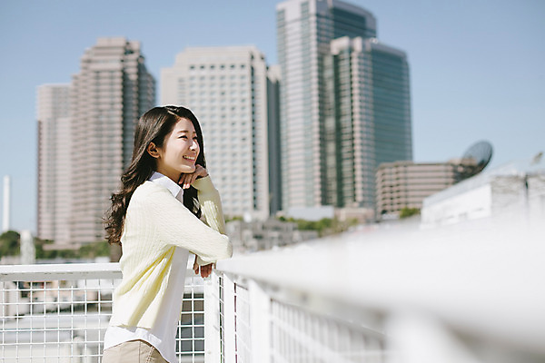 포토 JPG 주간 외국인 해외기획촬영 우먼라이프 라이프스타일 응시 여자 행복 여유 데이트 난간 모션 휴식 한명 서기 미소 사람 동양인 상반신 20대 성인 야외 옆모습 일본인 2015년일본 여자만 여자한명만 성인여자만 청년만 청년여자만 성인한명만 청년여자한명만 성인여자한명만 성인만 국내포토 자연요소 1 시선 감정 뷰포인트 컨셉 표정 인종 청년 생활 파일형식