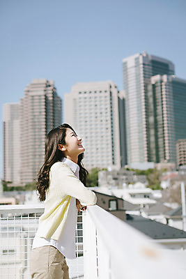 포토 JPG 주간 외국인 해외기획촬영 우먼라이프 라이프스타일 응시 여자 행복 여유 데이트 난간 모션 휴식 한명 서기 사람 동양인 상반신 20대 성인 야외 옆모습 일본인 2015년일본 여자만 여자한명만 성인여자만 청년만 청년여자만 성인한명만 청년여자한명만 성인여자한명만 성인만 국내포토 자연요소 1 시선 감정 뷰포인트 컨셉 인종 청년 생활 파일형식