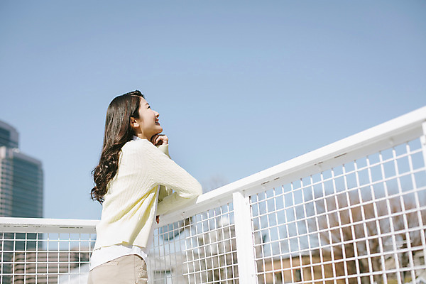 포토 JPG 주간 외국인 해외기획촬영 우먼라이프 라이프스타일 응시 여자 행복 여유 데이트 난간 모션 휴식 한명 서기 사람 동양인 상반신 20대 성인 야외 옆모습 일본인 2015년일본 여자만 여자한명만 성인여자만 청년만 청년여자만 성인한명만 청년여자한명만 성인여자한명만 성인만 국내포토 자연요소 1 시선 감정 뷰포인트 컨셉 인종 청년 생활 파일형식
