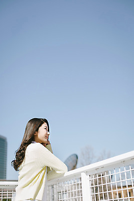 포토 JPG 주간 외국인 해외기획촬영 우먼라이프 라이프스타일 응시 여자 행복 여유 데이트 난간 모션 하늘 휴식 한명 서기 사람 동양인 상반신 20대 성인 야외 옆모습 일본인 2015년일본 여자만 여자한명만 성인여자만 청년만 청년여자만 성인한명만 청년여자한명만 성인여자한명만 성인만 국내포토 자연요소 1 시선 감정 뷰포인트 컨셉 인종 청년 생활 파일형식