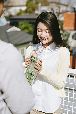 포토 JPG 주간 외국인 식물 해외기획촬영 라이프스타일 커플 여자 남자 꽃 행복 여유 커플라이프 데이트 모션 휴식 서기 미소 사람 동양인 상반신 20대 성인 야외 두명 앞모습 뒷모습 일본인 주기 2015년일본 청년만 성인만 국내포토 자연요소 감정 뷰포인트 컨셉 관계 표정 인종 청년 생활 파일형식
