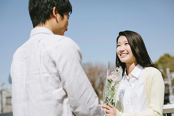 포토 JPG 주간 외국인 식물 해외기획촬영 라이프스타일 커플 여자 남자 꽃 행복 여유 커플라이프 데이트 모션 서기 미소 들기 사람 동양인 상반신 20대 성인 야외 두명 앞모습 뒷모습 마주보기 일본인 주기 2015년일본 청년만 성인만 국내포토 자연요소 감정 뷰포인트 관계 표정 인종 청년 생활 파일형식
