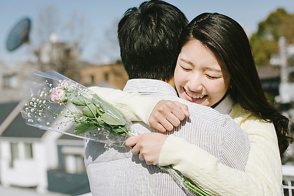 포토 JPG 주간 외국인 식물 해외기획촬영 라이프스타일 커플 여자 남자 꽃 행복 여유 커플라이프 데이트 모션 포옹 선물 서기 미소 들기 사람 동양인 상반신 20대 성인 야외 두명 앞모습 뒷모습 눈감음 기쁨 일본인 2015년일본 청년만 성인만 국내포토 자연요소 감정 뷰포인트 관계 안기 표정 인종 청년 생활 파일형식