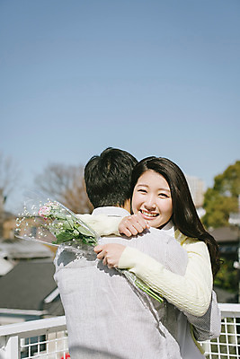 포토 JPG 주간 외국인 식물 해외기획촬영 라이프스타일 커플 여자 남자 꽃 행복 여유 커플라이프 데이트 모션 포옹 서기 미소 들기 사람 동양인 상반신 20대 성인 야외 두명 앞모습 뒷모습 기쁨 일본인 2015년일본 청년만 성인만 국내포토 자연요소 감정 뷰포인트 관계 안기 표정 인종 청년 생활 파일형식