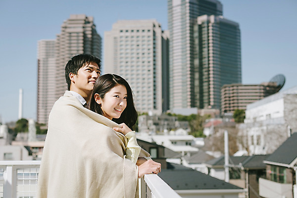 포토 JPG 주간 외국인 해외기획촬영 라이프스타일 커플 응시 여자 남자 행복 여유 커플라이프 데이트 모션 서기 사람 동양인 상반신 20대 성인 야외 두명 옆모습 일본인 담요 덮기 2015년일본 청년만 성인만 국내포토 자연요소 시선 감정 뷰포인트 관계 인종 청년 생활 파일형식