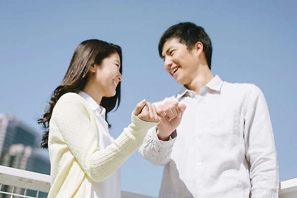 포토 JPG 주간 외국인 해외기획촬영 라이프스타일 커플 여자 남자 행복 여유 커플라이프 데이트 모션 서기 미소 사람 동양인 손짓 상반신 20대 성인 야외 두명 옆모습 마주보기 일본인 약속 2015년일본 청년만 성인만 국내포토 자연요소 감정 뷰포인트 관계 표정 인종 청년 생활 파일형식