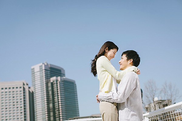 포토 JPG 주간 외국인 해외기획촬영 라이프스타일 커플 여자 남자 행복 여유 커플라이프 데이트 안기 모션 휴식 서기 미소 사람 동양인 상반신 20대 성인 야외 두명 앞모습 옆모습 마주보기 일본인 2015년일본 청년만 성인만 국내포토 자연요소 감정 뷰포인트 컨셉 관계 표정 인종 청년 생활 파일형식