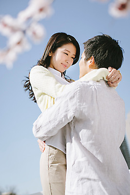 포토 JPG 주간 외국인 해외기획촬영 라이프스타일 커플 여자 남자 행복 여유 커플라이프 데이트 안기 모션 휴식 서기 미소 사람 동양인 상반신 20대 성인 야외 두명 옆모습 마주보기 일본인 2015년일본 청년만 성인만 국내포토 자연요소 감정 뷰포인트 컨셉 관계 표정 인종 청년 생활 파일형식