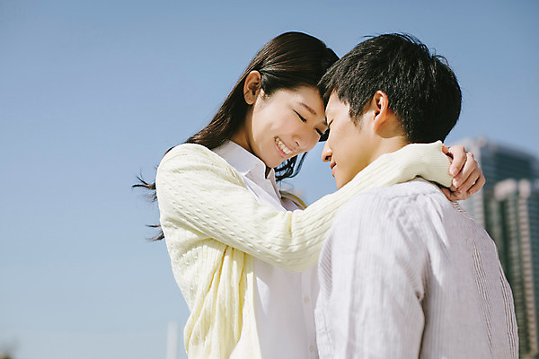 포토 JPG 주간 외국인 해외기획촬영 라이프스타일 커플 여자 남자 행복 여유 커플라이프 데이트 안기 모션 휴식 서기 미소 사람 동양인 상반신 20대 성인 야외 두명 옆모습 일본인 2015년일본 청년만 성인만 국내포토 자연요소 감정 뷰포인트 컨셉 관계 표정 인종 청년 생활 파일형식