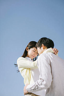 포토 JPG 주간 외국인 해외기획촬영 라이프스타일 커플 여자 남자 행복 여유 커플라이프 데이트 안기 모션 하늘 휴식 서기 사람 동양인 상반신 20대 성인 야외 두명 옆모습 눈감음 일본인 2015년일본 청년만 성인만 국내포토 자연요소 감정 뷰포인트 컨셉 관계 인종 청년 생활 파일형식