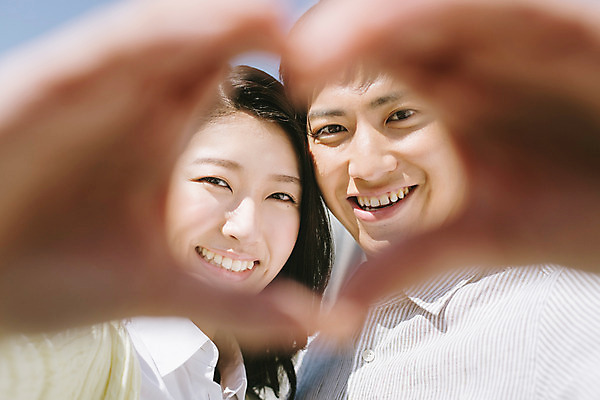 포토 JPG 주간 외국인 해외기획촬영 라이프스타일 커플 여자 남자 행복 여유 커플라이프 데이트 모션 서기 미소 사람 동양인 손짓 상반신 20대 성인 야외 두명 앞모습 일본인 손하트 2015년일본 청년만 성인만 국내포토 자연요소 감정 뷰포인트 관계 표정 인종 청년 생활 파일형식