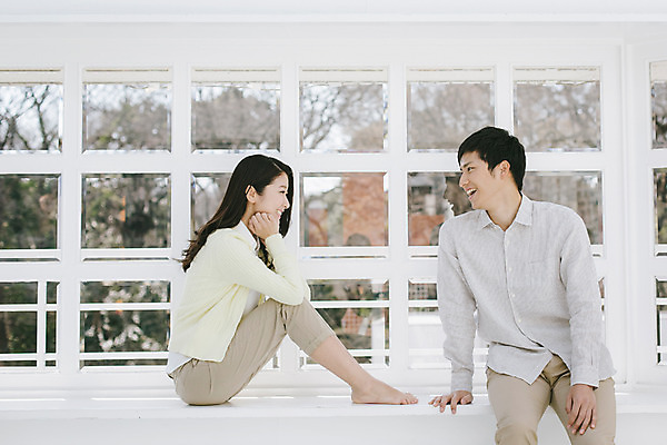 포토 JPG 전신 외국인 해외기획촬영 라이프스타일 커플 여자 남자 여유 커플라이프 모션 휴식 실내 미소 사람 앉기 동양인 손짓 상반신 20대 성인 두명 앞모습 옆모습 마주보기 턱괴기 편안함 일본인 창가 2015년일본 청년만 성인만 국내포토 감정 뷰포인트 컨셉 창문 관계 표정 인종 청년 내부 생활 감각 파일형식