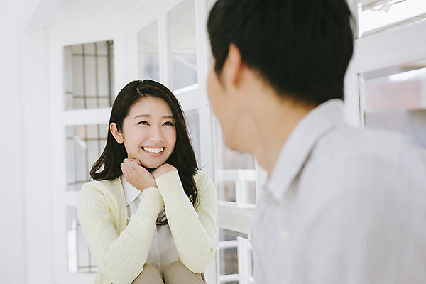 포토 JPG 외국인 해외기획촬영 라이프스타일 커플 여자 남자 여유 커플라이프 모션 휴식 실내 미소 사람 앉기 동양인 상반신 20대 성인 두명 앞모습 뒷모습 마주보기 턱괴기 편안함 일본인 창가 2015년일본 청년만 성인만 국내포토 감정 뷰포인트 컨셉 창문 관계 표정 인종 청년 내부 생활 감각 파일형식