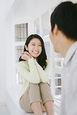 포토 JPG 외국인 해외기획촬영 라이프스타일 커플 여자 남자 여유 커플라이프 모션 휴식 실내 미소 사람 앉기 동양인 손짓 상반신 20대 성인 두명 앞모습 옆모습 마주보기 편안함 일본인 창가 2015년일본 청년만 성인만 국내포토 감정 뷰포인트 컨셉 창문 관계 표정 인종 청년 내부 생활 감각 파일형식