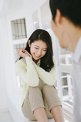 포토 JPG 외국인 해외기획촬영 라이프스타일 커플 여자 남자 여유 커플라이프 모션 휴식 실내 미소 사람 앉기 동양인 손짓 상반신 20대 성인 두명 앞모습 뒷모습 편안함 일본인 창가 2015년일본 청년만 성인만 국내포토 감정 뷰포인트 컨셉 창문 관계 표정 인종 청년 내부 생활 감각 파일형식