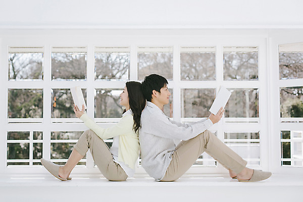 포토 JPG 전신 외국인 해외기획촬영 라이프스타일 커플 여자 남자 여유 커플라이프 모션 실내 들기 사람 앉기 동양인 20대 성인 두명 옆모습 책 독서 등맞대기 편안함 일본인 창가 2015년일본 청년만 성인만 국내포토 감정 뷰포인트 창문 관계 인종 청년 내부 생활 감각 파일형식