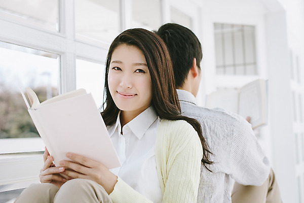 포토 JPG 외국인 해외기획촬영 라이프스타일 커플 여자 남자 여유 커플라이프 모션 실내 미소 들기 사람 앉기 동양인 상반신 20대 성인 두명 앞모습 뒷모습 책 독서 등맞대기 편안함 일본인 창가 2015년일본 청년만 성인만 국내포토 감정 뷰포인트 창문 관계 표정 인종 청년 내부 생활 감각 파일형식