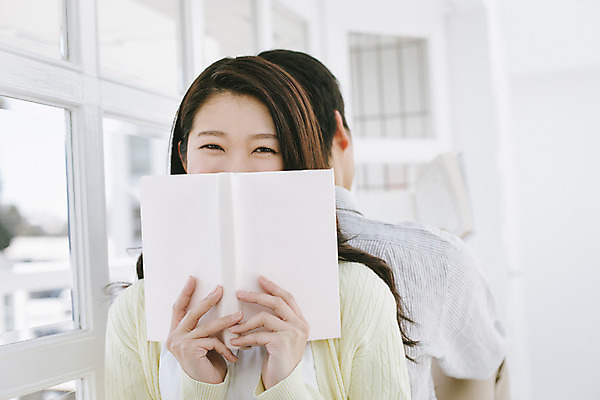 포토 JPG 외국인 해외기획촬영 라이프스타일 커플 여자 남자 여유 커플라이프 모션 실내 미소 들기 사람 앉기 동양인 상반신 20대 성인 두명 앞모습 뒷모습 책 독서 등맞대기 가림 편안함 일본인 창가 2015년일본 청년만 성인만 국내포토 감정 뷰포인트 창문 관계 표정 인종 청년 내부 생활 감각 파일형식