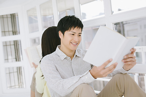 포토 JPG 외국인 해외기획촬영 라이프스타일 커플 여자 남자 여유 커플라이프 모션 실내 미소 들기 사람 앉기 동양인 상반신 20대 성인 두명 앞모습 뒷모습 책 독서 등맞대기 편안함 일본인 창가 2015년일본 청년만 성인만 국내포토 감정 뷰포인트 창문 관계 표정 인종 청년 내부 생활 감각 파일형식