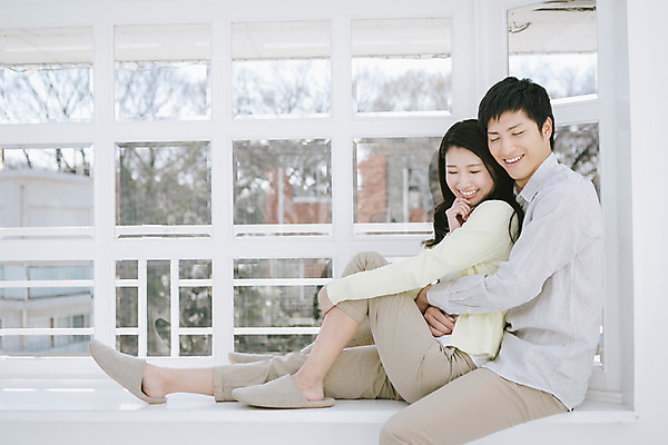 포토 JPG 전신 외국인 해외기획촬영 라이프스타일 커플 여자 남자 여유 커플라이프 모션 포옹 실내 미소 사람 앉기 동양인 상반신 20대 성인 두명 옆모습 편안함 일본인 창가 2015년일본 청년만 성인만 국내포토 감정 뷰포인트 창문 관계 안기 표정 인종 청년 내부 생활 감각 파일형식