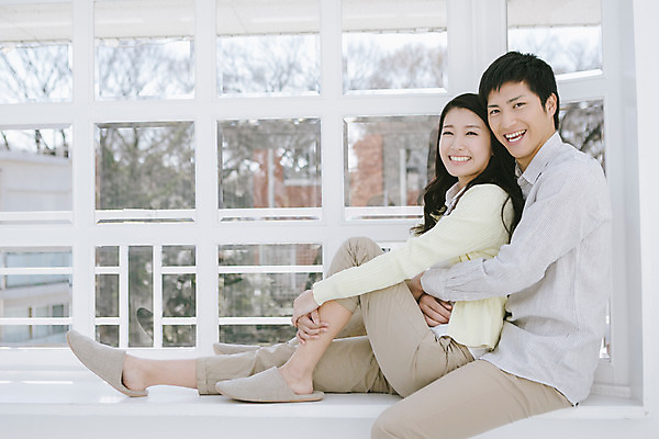 포토 JPG 전신 외국인 해외기획촬영 라이프스타일 커플 여자 남자 여유 커플라이프 모션 포옹 실내 미소 사람 앉기 동양인 상반신 20대 성인 두명 옆모습 편안함 일본인 창가 2015년일본 청년만 성인만 국내포토 감정 뷰포인트 창문 관계 안기 표정 인종 청년 내부 생활 감각 파일형식