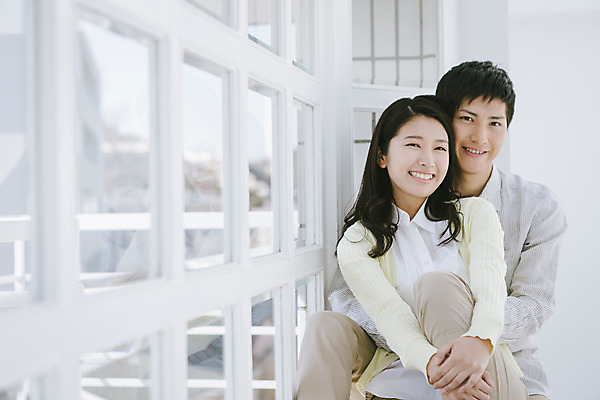 포토 JPG 외국인 해외기획촬영 라이프스타일 커플 여자 남자 여유 커플라이프 모션 포옹 실내 미소 사람 앉기 동양인 상반신 20대 성인 두명 앞모습 편안함 일본인 창가 2015년일본 청년만 성인만 국내포토 감정 뷰포인트 창문 관계 안기 표정 인종 청년 내부 생활 감각 파일형식