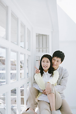 포토 JPG 외국인 해외기획촬영 라이프스타일 커플 여자 남자 여유 커플라이프 모션 포옹 실내 미소 사람 앉기 동양인 손짓 상반신 20대 성인 두명 앞모습 가리킴 편안함 일본인 창가 2015년일본 청년만 성인만 국내포토 감정 뷰포인트 창문 관계 안기 표정 인종 청년 내부 생활 감각 파일형식