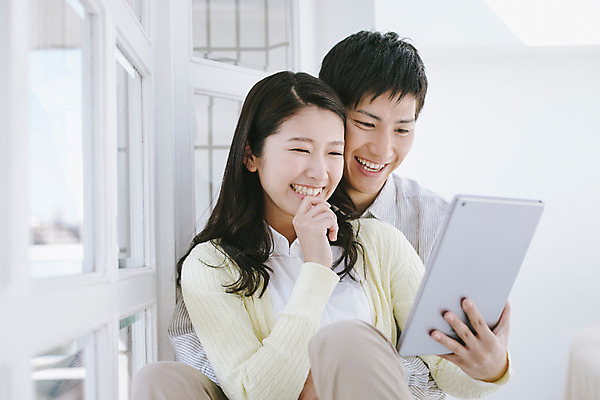 포토 JPG 외국인 해외기획촬영 라이프스타일 커플 여자 남자 여유 커플라이프 모션 실내 미소 들기 사람 앉기 동양인 상반신 20대 성인 두명 앞모습 태블릿 웹서핑 편안함 일본인 창가 2015년일본 청년만 성인만 국내포토 감정 뷰포인트 창문 관계 표정 인종 청년 내부 생활 전자제품 스마트기기 감각 파일형식