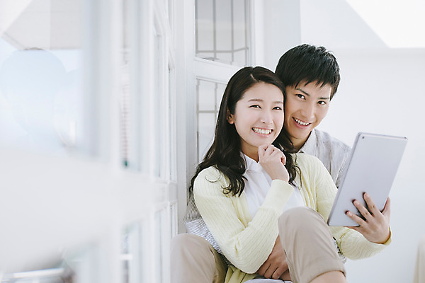 포토 JPG 외국인 해외기획촬영 라이프스타일 커플 여자 남자 여유 커플라이프 모션 실내 미소 들기 사람 앉기 동양인 상반신 20대 성인 두명 앞모습 태블릿 웹서핑 편안함 일본인 창가 2015년일본 청년만 성인만 국내포토 감정 뷰포인트 창문 관계 표정 인종 청년 내부 생활 전자제품 스마트기기 감각 파일형식