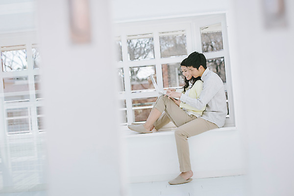 포토 JPG 전신 외국인 해외기획촬영 라이프스타일 커플 응시 여자 남자 여유 커플라이프 모션 실내 들기 사람 앉기 동양인 20대 성인 두명 옆모습 노트북 웹서핑 편안함 일본인 창가 2015년일본 청년만 성인만 국내포토 시선 감정 뷰포인트 창문 관계 인종 청년 내부 생활 전자제품 감각 파일형식