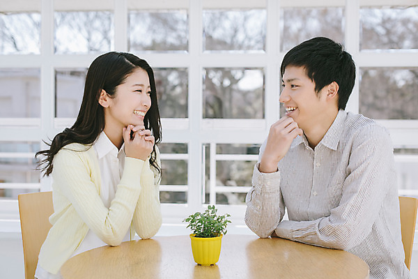 포토 JPG 외국인 해외기획촬영 라이프스타일 커플 여자 남자 여유 커플라이프 모션 식탁 휴식 실내 미소 사람 앉기 동양인 상반신 20대 성인 두명 앞모습 마주보기 편안함 일본인 2015년일본 청년만 성인만 국내포토 감정 뷰포인트 컨셉 관계 탁자 표정 인종 청년 내부 생활 감각 파일형식