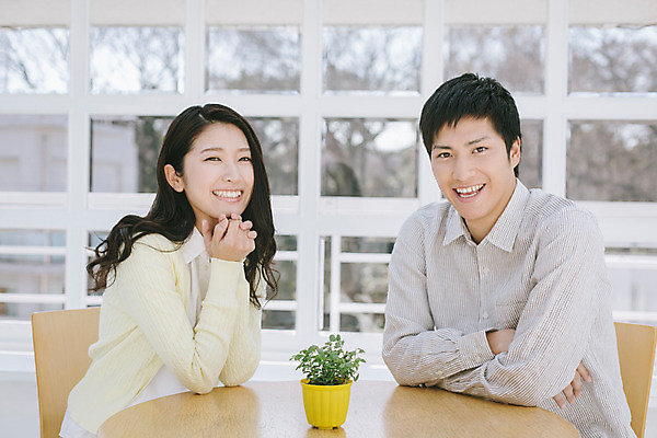 포토 JPG 외국인 해외기획촬영 라이프스타일 커플 여자 남자 여유 커플라이프 모션 식탁 휴식 실내 미소 사람 앉기 동양인 상반신 20대 성인 두명 앞모습 편안함 일본인 2015년일본 청년만 성인만 국내포토 감정 뷰포인트 컨셉 관계 탁자 표정 인종 청년 내부 생활 감각 파일형식