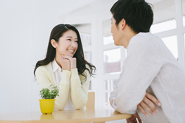 포토 JPG 외국인 해외기획촬영 라이프스타일 커플 여자 남자 여유 커플라이프 모션 식탁 휴식 실내 미소 사람 앉기 동양인 상반신 20대 성인 두명 앞모습 옆모습 마주보기 편안함 일본인 2015년일본 청년만 성인만 국내포토 감정 뷰포인트 컨셉 관계 탁자 표정 인종 청년 내부 생활 감각 파일형식