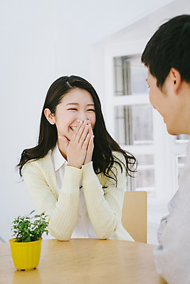 포토 JPG 외국인 해외기획촬영 라이프스타일 커플 여자 남자 여유 커플라이프 모션 식탁 휴식 실내 미소 사람 앉기 동양인 손짓 상반신 20대 성인 두명 앞모습 옆모습 편안함 일본인 입가림 2015년일본 청년만 성인만 국내포토 감정 뷰포인트 컨셉 관계 탁자 표정 인종 청년 내부 생활 가림 감각 파일형식