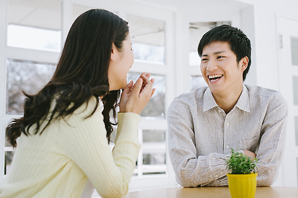 포토 JPG 외국인 해외기획촬영 라이프스타일 커플 여자 남자 여유 커플라이프 모션 식탁 휴식 실내 미소 사람 앉기 동양인 상반신 20대 성인 두명 앞모습 옆모습 편안함 일본인 2015년일본 청년만 성인만 국내포토 감정 뷰포인트 컨셉 관계 탁자 표정 인종 청년 내부 생활 감각 파일형식