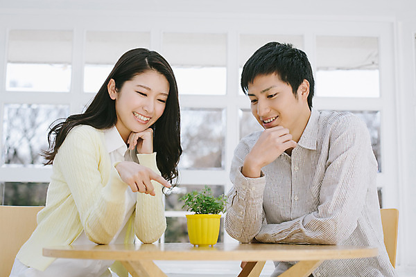 포토 JPG 외국인 해외기획촬영 라이프스타일 커플 응시 여자 남자 화분 여유 커플라이프 모션 식탁 휴식 실내 미소 사람 앉기 동양인 손짓 상반신 20대 성인 두명 앞모습 가리킴 편안함 일본인 2015년일본 청년만 성인만 국내포토 시선 감정 뷰포인트 컨셉 관계 탁자 표정 인종 청년 내부 생활 감각 파일형식