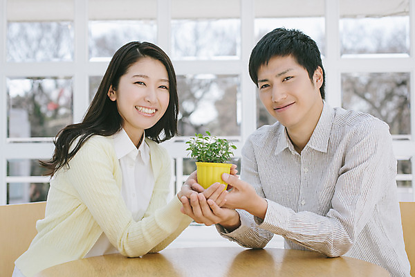 포토 JPG 외국인 해외기획촬영 라이프스타일 커플 여자 남자 화분 여유 커플라이프 모션 식탁 휴식 실내 미소 들기 사람 앉기 동양인 상반신 20대 성인 두명 앞모습 편안함 일본인 2015년일본 청년만 성인만 국내포토 감정 뷰포인트 컨셉 관계 탁자 표정 인종 청년 내부 생활 감각 파일형식