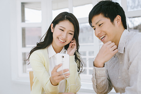 포토 JPG 외국인 해외기획촬영 라이프스타일 커플 여자 남자 여유 음악 커플라이프 이어폰 노래 모션 실내 미소 들기 사람 앉기 동양인 손짓 상반신 20대 성인 두명 앞모습 스마트폰 듣기 편안함 일본인 창가 2015년일본 청년만 성인만 국내포토 감정 뷰포인트 음향기기 창문 관계 문화예술 표정 인종 청년 내부 생활 핸드폰 스마트기기 감각 파일형식
