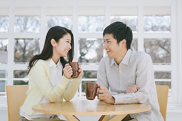 포토 JPG 외국인 해외기획촬영 라이프스타일 커플 여자 남자 여유 커피 커플라이프 모션 식탁 티타임 휴식 실내 미소 들기 사람 앉기 동양인 상반신 20대 성인 두명 앞모습 컵 마주보기 편안함 일본인 2015년일본 청년만 성인만 국내포토 식기 감정 음료 뷰포인트 컨셉 관계 탁자 표정 인종 청년 내부 생활 감각 파일형식