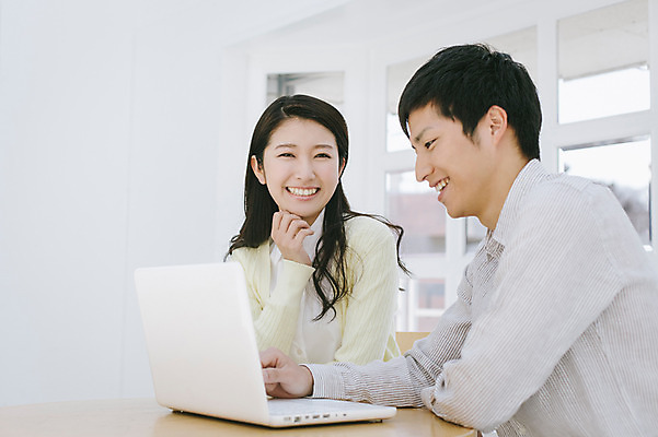 포토 JPG 외국인 해외기획촬영 라이프스타일 커플 여자 남자 여유 커플라이프 모션 식탁 실내 미소 사람 앉기 동양인 상반신 20대 성인 두명 앞모습 옆모습 노트북 웹서핑 편안함 일본인 2015년일본 청년만 성인만 국내포토 감정 뷰포인트 관계 탁자 표정 인종 청년 내부 생활 전자제품 감각 파일형식